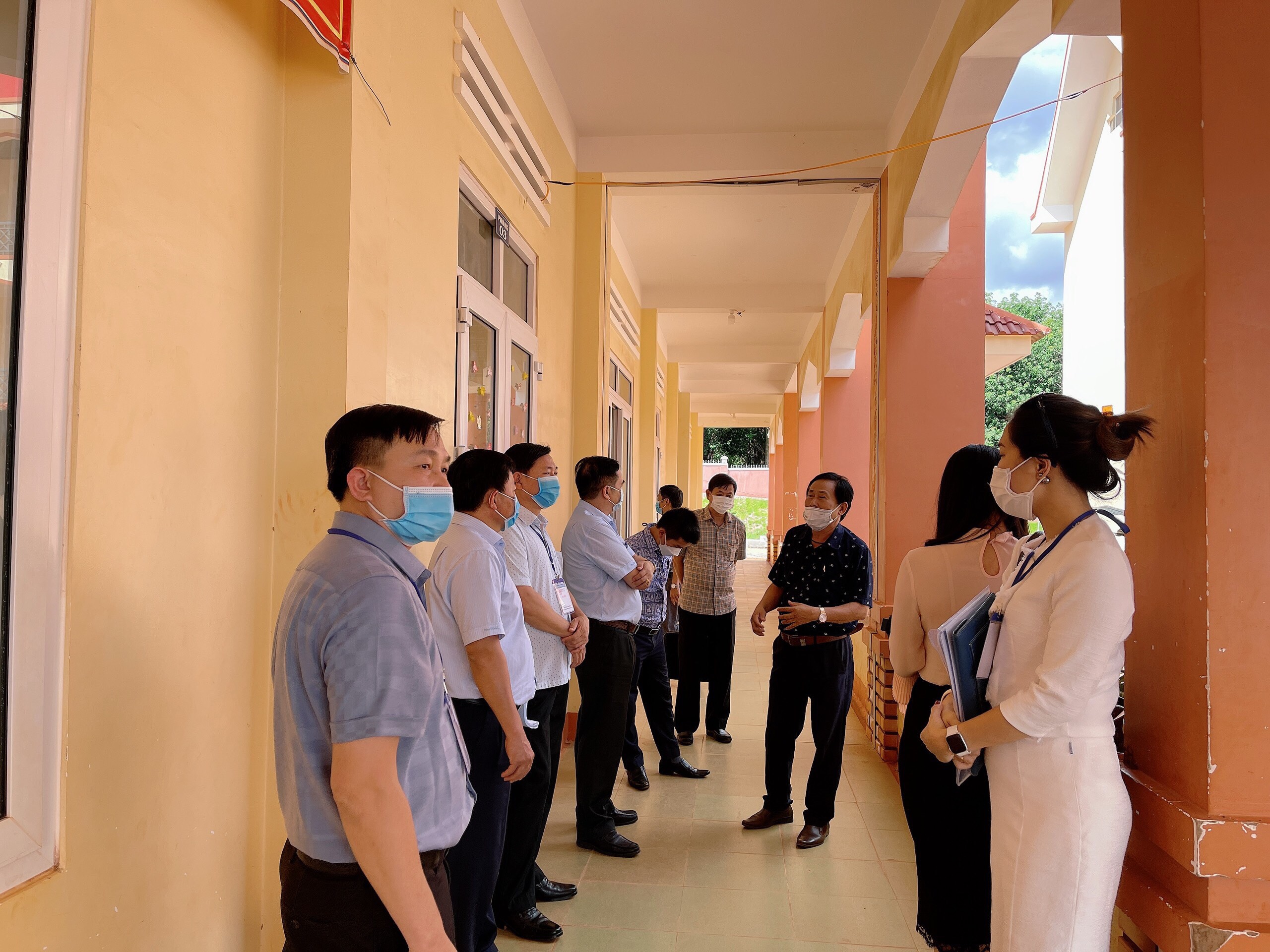 Kiểm tra công tác chuẩn bị tại điểm thi THPT Võ Văn Kiệt (ảnh: Mai Hương).