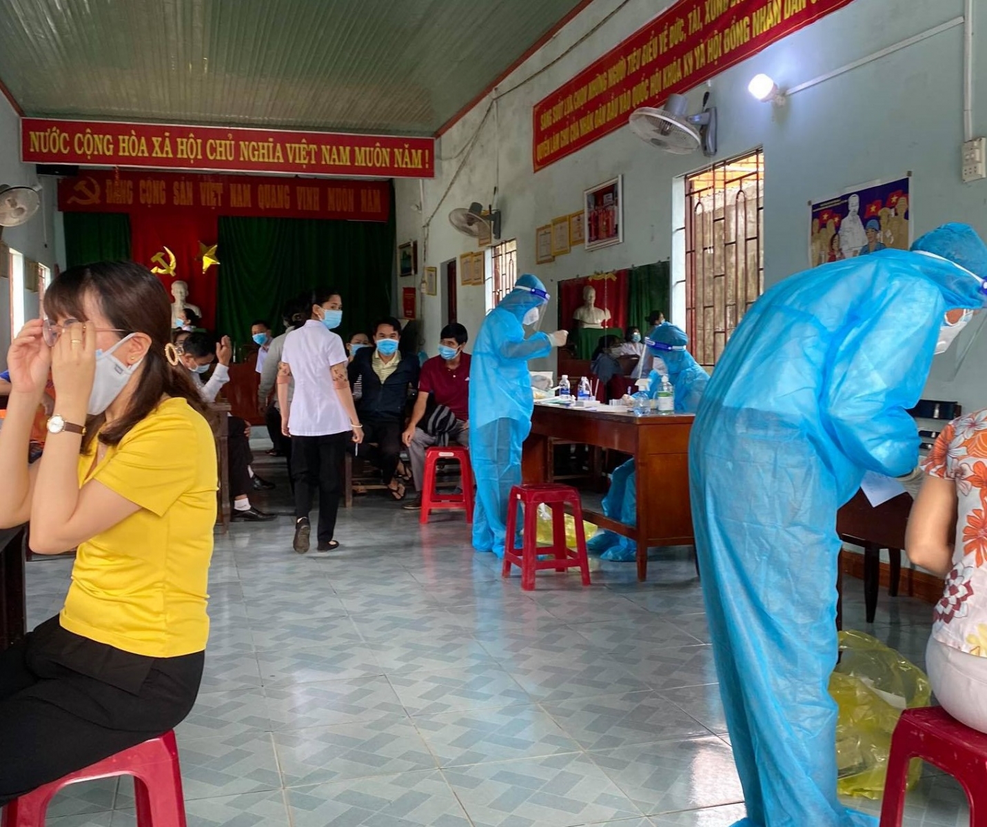 Cán bộ, giáo viên của trường THPT Lắk và THPT Nguyễn Chí Thanh sẽ được test nhanh kháng nguyên SARS-CoV-2 trước khi lên đường làm nhiệm vụ coi thi ở các địa phương khác (ảnh: Quang Định).