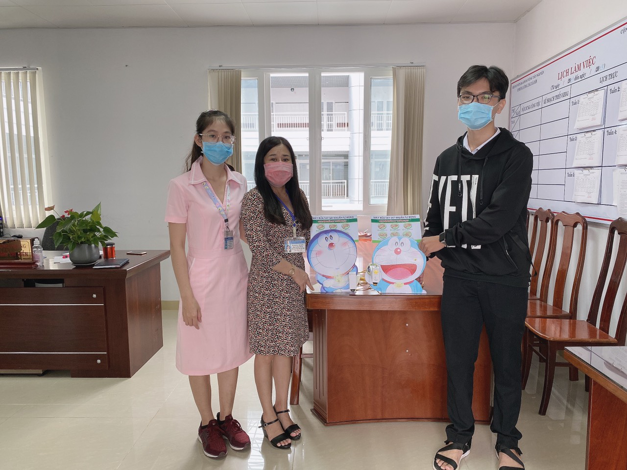 Học sinh Võ Minh Tiến tặng “Máy rửa tay sát khuẩn tự động” cho Bệnh viện đa khoa Vùng Tây Nguyên.