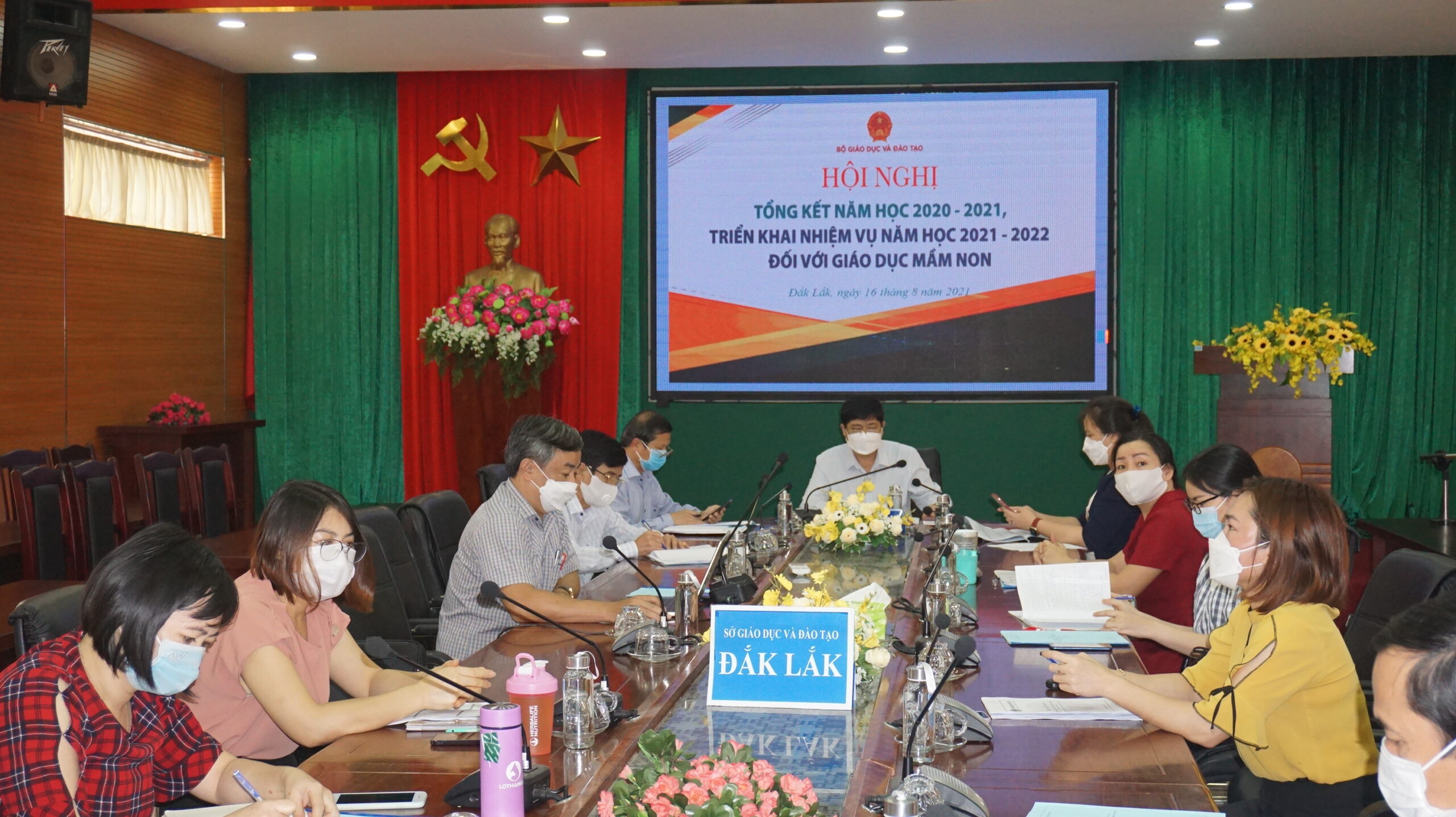 Giám đốc Sở GD&ĐT Phạm Đăng Khoa cùng các đại biểu tham dự Hội nghị tại điểm cầu Sở GD&ĐT Đắk Lắk