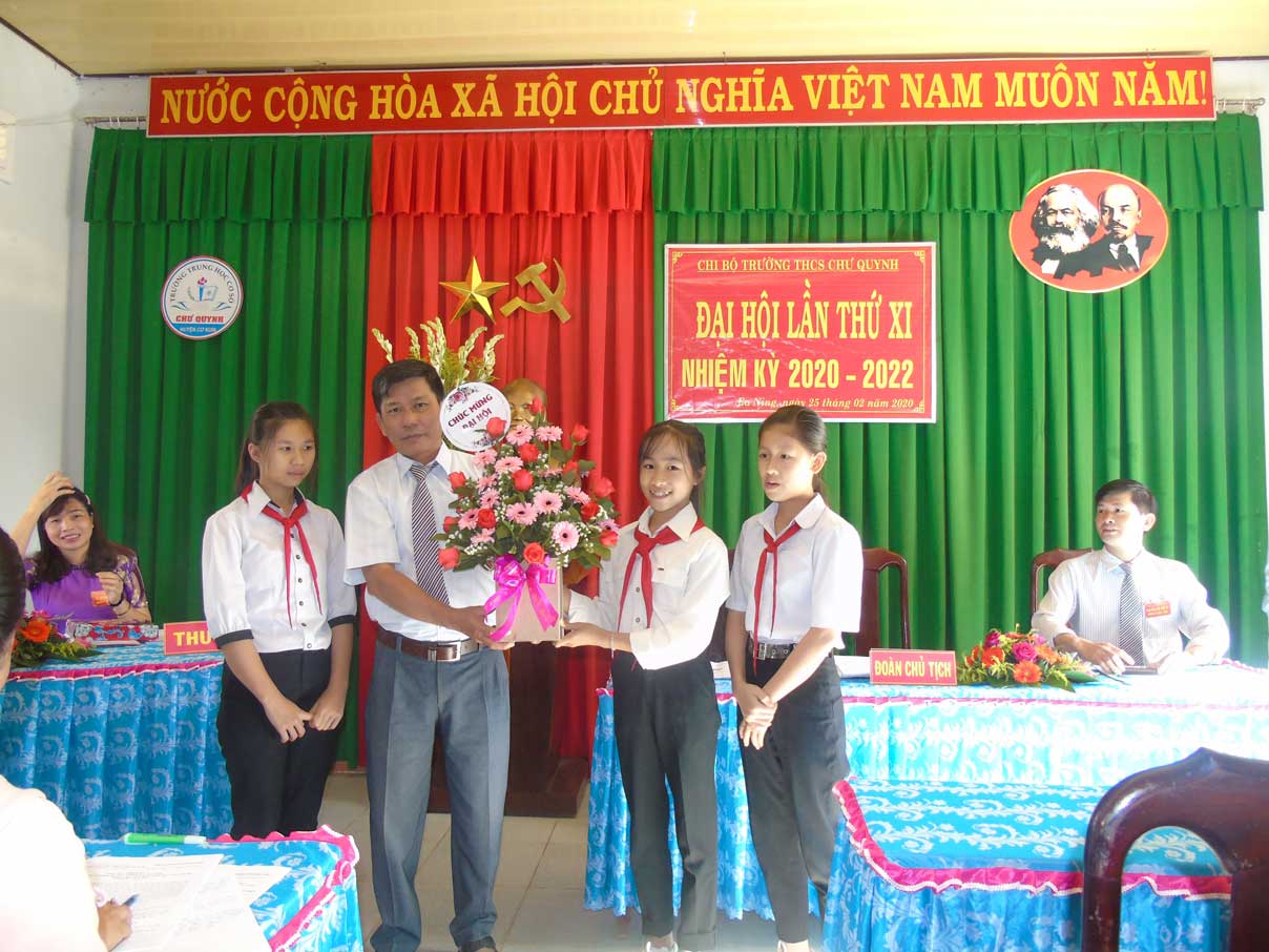 Học sinh tặng hoa Chi bộ