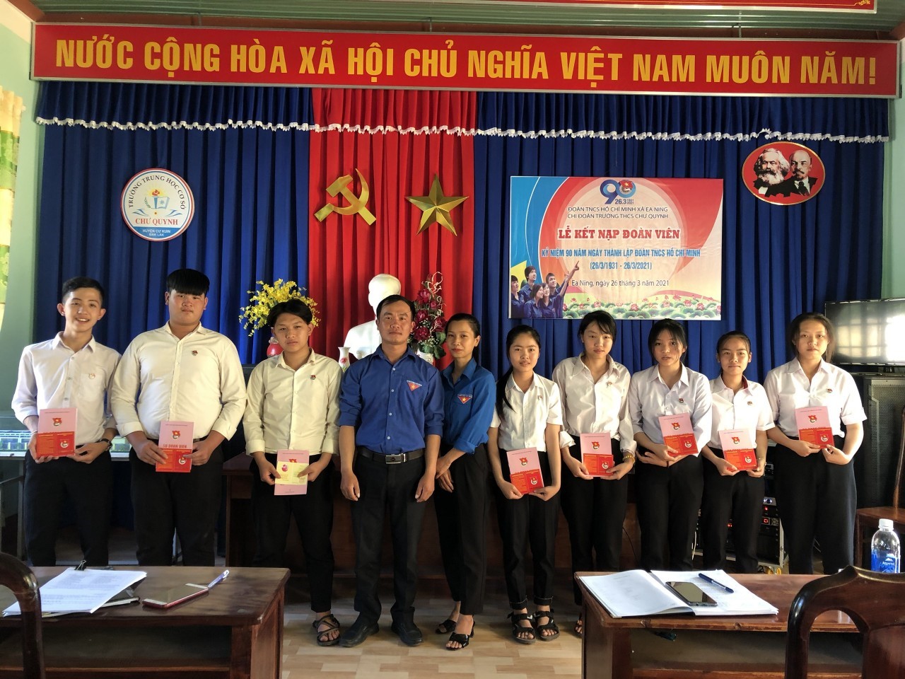 Lễ kết nạp Đoàn viên học sinh nhân dịp kỷ niệm 90 năm, ngày thành lập Đoàn TNCS Hồ Chí Minh