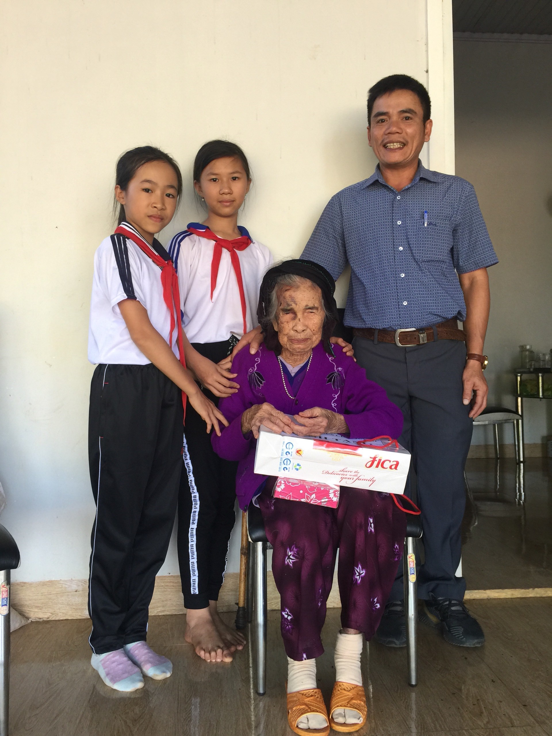 Thăm và tặng quà Mẹ VNAH Hồ Thị Thang, thôn 25 xã Ea Ning
